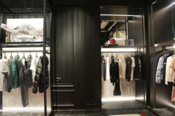 Moncler stores discount worldwide